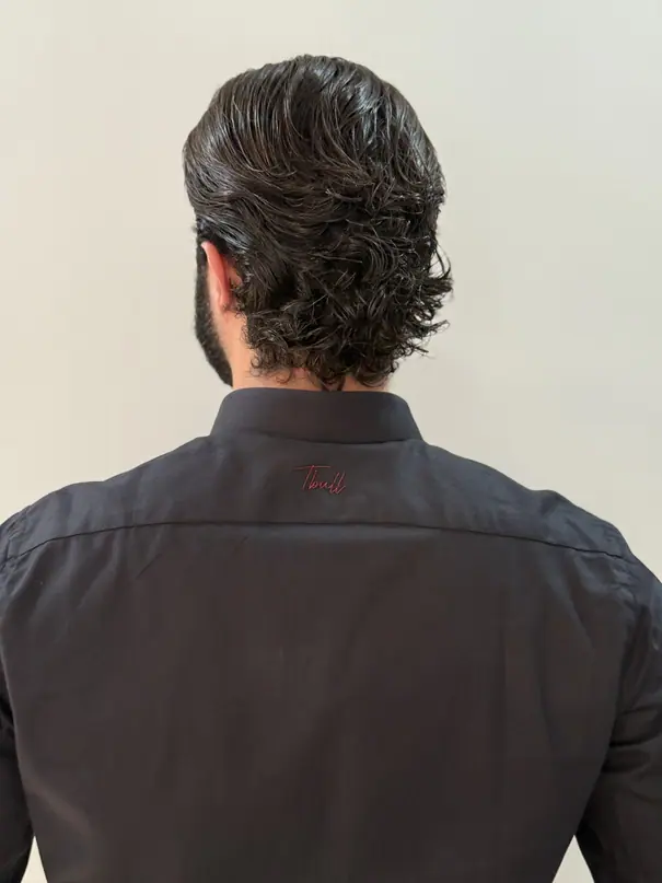 Costas da camisa Preto OX TP: assinatura Tbull bordada em vermelho logo abaixo do colarinho.