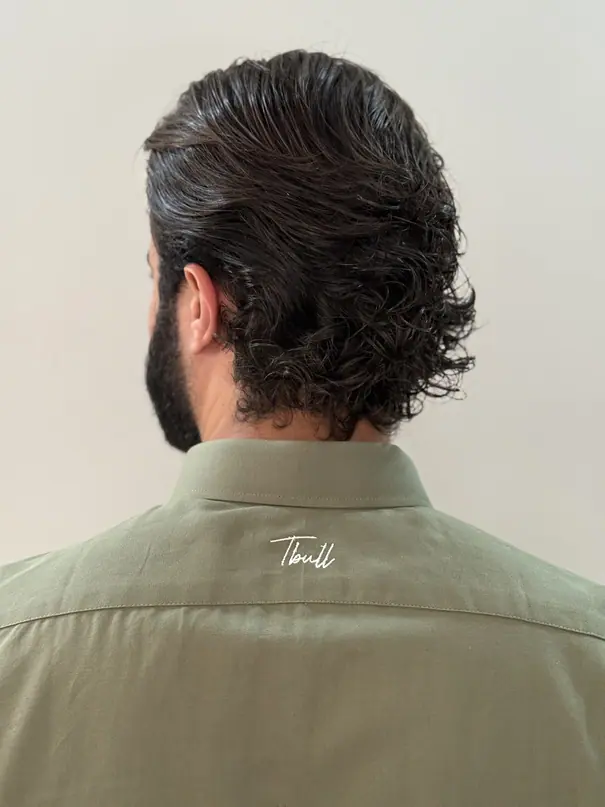 Costas da camisa Militar: assinatura Tbull bordada em branco sobre a pala verde.