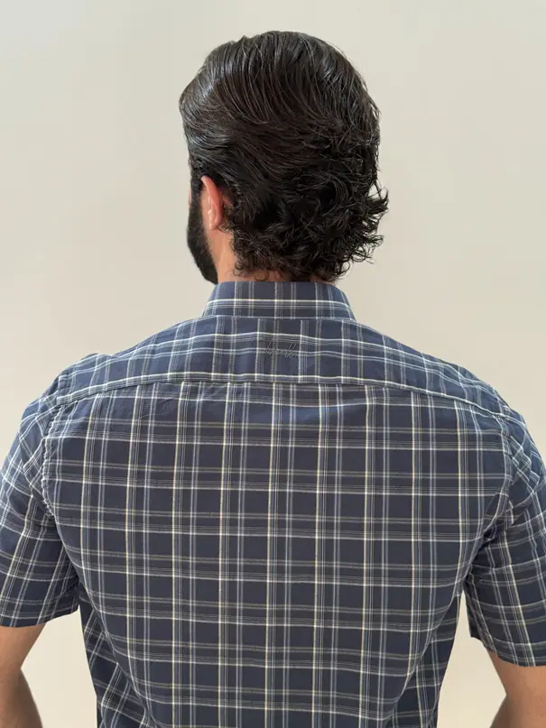 Costas da camisa Xadrez 1226: pala costurada e assinatura Tbull bordada em tom sobre tom abaixo do colarinho.