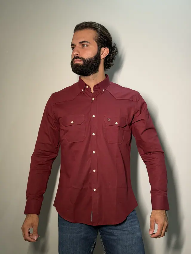Camisa TBull de manga longa vinho, versão western com canesu e bolsos com pala, em foto de estúdio.