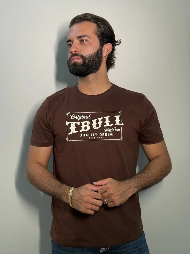 Camiseta TBull marrom café com estampa Original Quality Denim, em foto de estúdio.