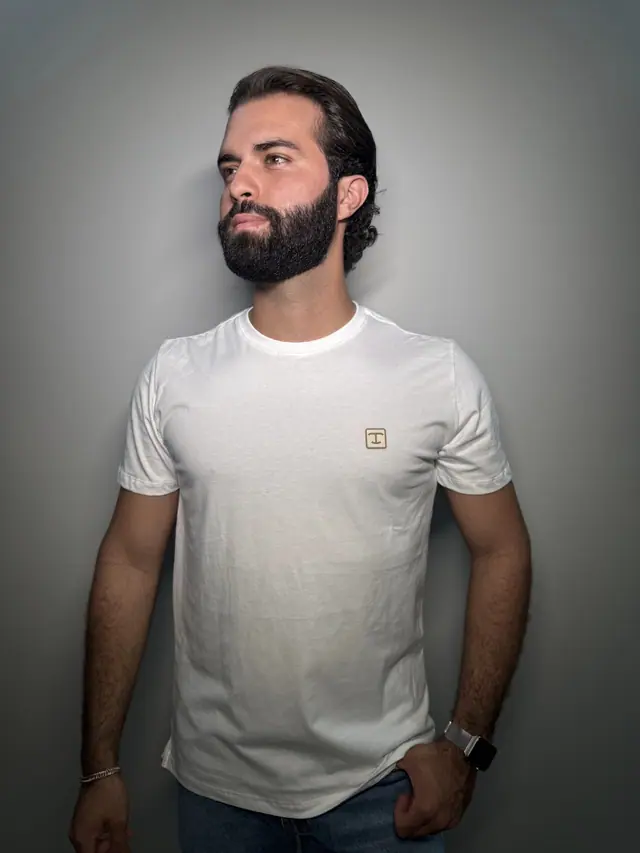Modelo veste a camiseta off-white Mood, da linha Raw Authentic, em foto de estúdio.