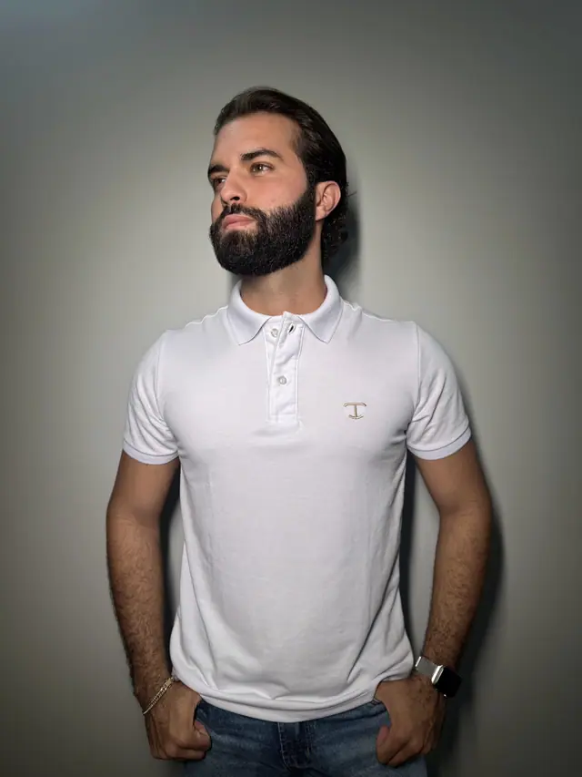 Camisa polo TBull Classic em piquê branco, em foto de estúdio.